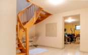 Flur mit Wendeltreppe in den Keller